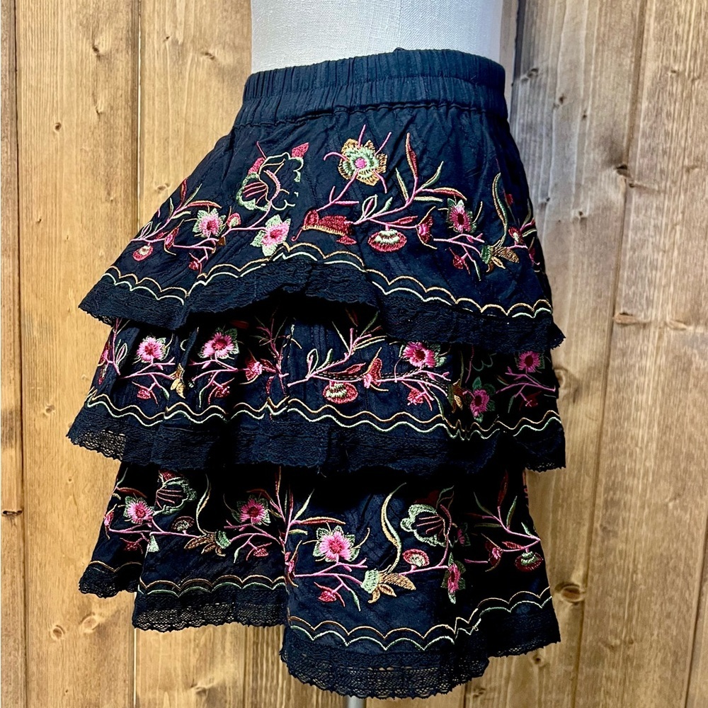 VICI Medium Black Trail Of Flowers Tiered Embroidered Lace Mini Skirt - Picture 4 of 8